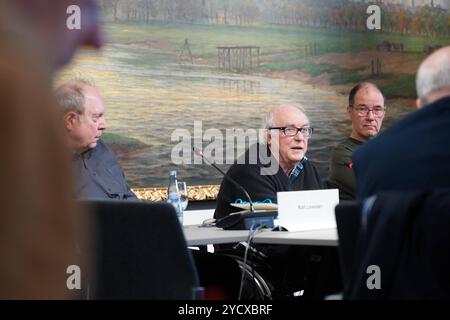 Im Pressesaal des Bremer Rathauses war am 24. Oktober 2024 die Willi-Lemke-Biografie von Helmut Hafner und Ralf Lorenzen vorgestellt. Titel: Herr Lemke, übernehmen Sie / Willi Lemke - zwischen Politik und Fußball. - Helmut Hafner Mitte war 35 Jahre Berater und Redenschreiber für den jeweiligen Bremer Bürgermeister, Ralf Lorenzen links ist freier Autor und Journalist und schreibt Sporttexte hauptsächlich für ZDFsport.de und die taz. Das Buch ist im Verlag Edition einwurf in Rastede erschienen Verleger Christoph Schottes, rechts. - Der 1946 in Pönitz Ostholstein geborene Wilfried Lemke Studier Stockfoto