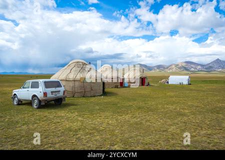 Jurten, typische Nomadenhäuser am Song Kul See, Kirgisistan Stockfoto