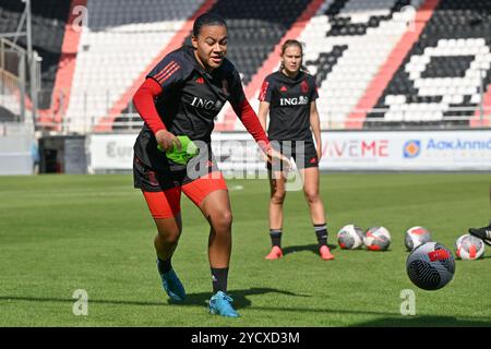 Heraklion, Griechenland. Oktober 2024. Mariam Toloba (Belgien), die während des Spieltags-1-Trainings vor einem Spiel zwischen den Nationalmannschaften Griechenlands und Belgiens im ersten Play-off der UEFA-Qualifikation für Frauen 2023-24, am Donnerstag, den 24. Oktober 2024, in Heraklion, Griechenland, als Red Flames bezeichnet wurde. Quelle: Sportpix/Alamy Live News Stockfoto