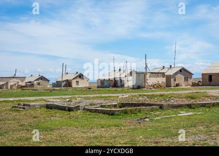 Häuser in einem sehr abgelegenen kirgisischen Dorf Kel Suu, Kirgisistan Stockfoto