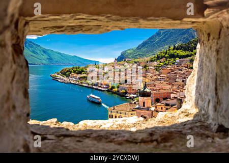 Limone sul Garda anzeigen durch Stein Fenster von Hill Stockfoto