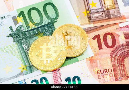 Münzen des Cryptocurrency liegen auf den Euro-banknoten. Das Konzept der Neuen virtuellen Geld Stockfoto