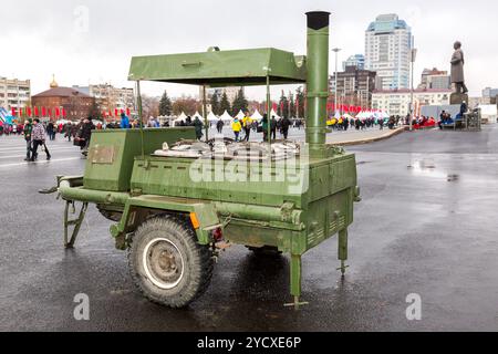 Mobiler Küchenherd aus Metall zur Versorgung der Soldaten auf dem Kuibyschew-Platz in Samara, Russland Stockfoto