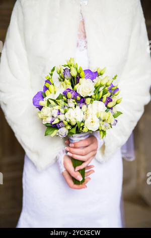 Schöne Hochzeit Blumenstrauß in der Hand der Braut Stockfoto