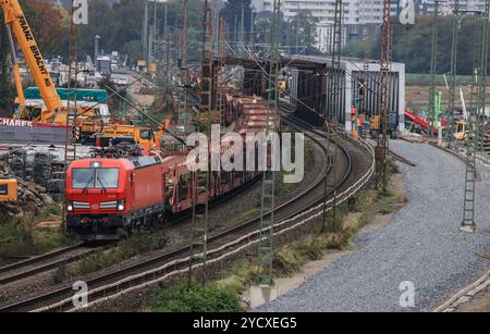 Wesel, Deutschland. Oktober 2024. Ein Güterzug passiert eine Baustelle mit einem Schotterbett für neue Gleise. Die Strecke Emmerich-Oberhausen ist eine wichtige Verbindung für den Güterverkehr vom großen Überseehafen Rotterdam nach Genua. Sie wird für den europäischen Güterverkehr aufgewertet. Quelle: Oliver Berg/dpa/Alamy Live News Stockfoto