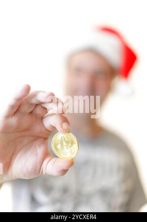 Ein Mann hält ein Bitcoin-BTC in der Hand Stockfoto