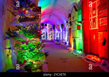 Historischer unterirdischer Tunnel unter der historischen Stadt Zagreb in Weihnachtsdekoration Stockfoto