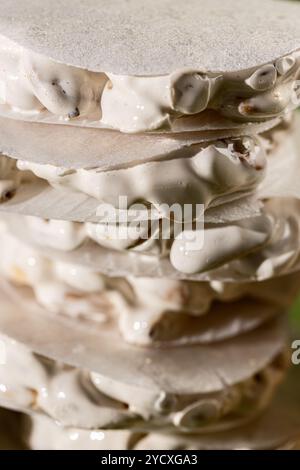 Eine detaillierte Nahaufnahme der traditionellen Weihnachtsbonbons in mehreren Schichten mit weißen Nougat Turron de Alicante. Stockfoto