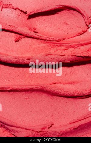 Eine detaillierte Nahansicht des mehrschichtigen roten Eiss, die seine reichhaltige Textur und Farbe unterstreicht. Stockfoto