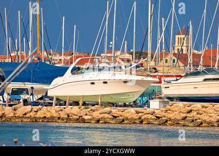 Yacht auf Trockendock in Marina View, Mittelmeer yachting in Kroatien Stockfoto