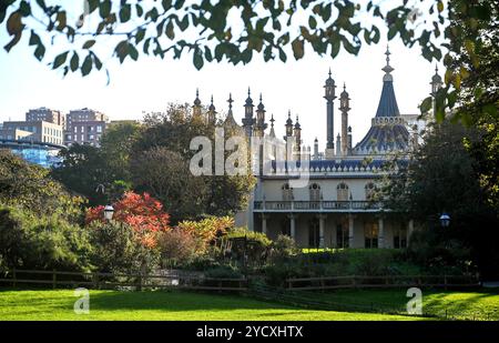 Brighton UK - Herbstsonne und Aussicht rund um Pavilion Gardens Brighton : Credit Simon Dack Stockfoto