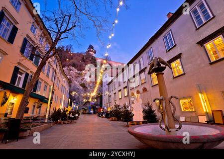 Grazer Innenstadt Weihnachtsmarkt am Abend ansehen Stockfoto