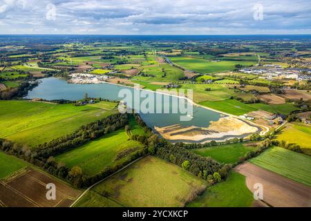 Luftbild, siehe Kiesbaggerei Breels und Heeren-Herkener Kiesbaggerei GmbH, grüne Wiesen und Felder, Fernsicht und blauer Himmel mit Wolken, Anholt, Isselburg, Niederrhein, Nordrhein-Westfalen, Deutschland ACHTUNGxMINDESTHONORARx60xEURO *** Luftaufnahme, Kiesbaggerei Breels und Heeren Herkener Kiesbaggerei GmbH, grüne Wiesen und Felder, Fernsicht und blauer Himmel mit Wolken, Anholt, Isselburg, Niederrhein, Nordrhein-Westfalen, Deutschland ACHTUNGxMINDESTHONORARx60xEURO Stockfoto