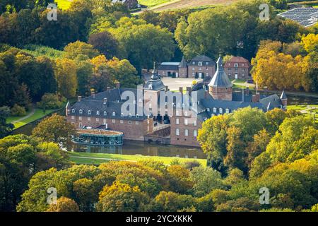 Luftbild, Schloss Wasserburg Anholt mit ovalem Restaurant Wasserpavillon, herbstliche Bäume, Anholt, Isselburg, Niederrhein, Nordrhein-Westfalen, Deutschland ACHTUNGxMINDESTHONORARx60xEURO *** Luftansicht, Schloss Wasserburg Anholt mit ovalem Restaurant Wasserpavillon, Herbstbäume, Anholt, Isselburg, Niederrhein, Nordrhein-Westfalen, Deutschland ATTENTIONxMINDESTHONORARx60xEURO Stockfoto