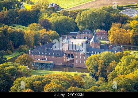 Luftbild, Schloss Wasserburg Anholt mit ovalem Restaurant Wasserpavillon, herbstliche Bäume, Anholt, Isselburg, Niederrhein, Nordrhein-Westfalen, Deutschland ACHTUNGxMINDESTHONORARx60xEURO *** Luftansicht, Schloss Wasserburg Anholt mit ovalem Restaurant Wasserpavillon, Herbstbäume, Anholt, Isselburg, Niederrhein, Nordrhein-Westfalen, Deutschland ATTENTIONxMINDESTHONORARx60xEURO Stockfoto