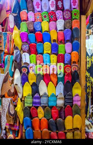 Farbenfrohe marokkanische Lederpantoffeln Stockfoto