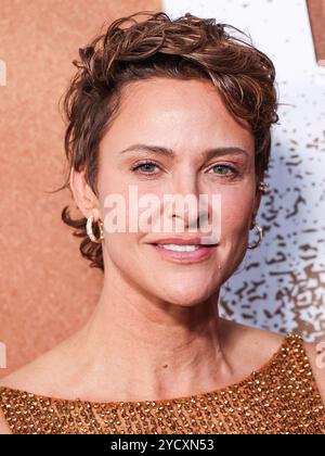 HOLLYWOOD, LOS ANGELES, KALIFORNIEN, USA - 23. OKTOBER: Jill Wagner trägt Retrofete, Jewels von Effy und Jimmy Choo Schuhe, kommt zur Los Angeles Premiere von Paramount+ Originalserie „Lioness“ Staffel 2 in der Academy of Motion Picture Arts Sciences - Linwood Dunn Theater am 23. Oktober 2024 in Hollywood, Los Angeles, Kalifornien, USA. (Foto: Xavier Collin/Image Press Agency) Stockfoto