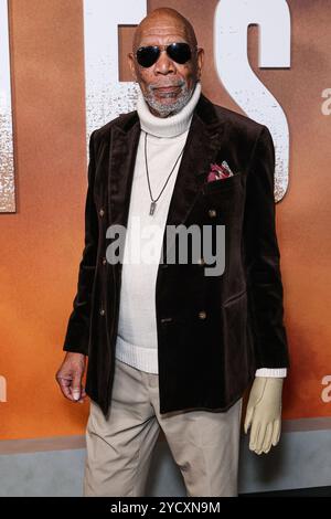 Hollywood, Usa. Oktober 2024. HOLLYWOOD, LOS ANGELES, KALIFORNIEN, USA - 23. OKTOBER: Morgan Freeman kommt zur Los Angeles Premiere von Paramount's Original-Serie „Lioness“ Staffel 2, die am 23. Oktober 2024 in der Academy of Motion Picture Arts Sciences - Linwood Dunn Theater in Hollywood, Los Angeles, Kalifornien, USA stattfindet. (Foto: Xavier Collin/Image Press Agency) Credit: Image Press Agency/Alamy Live News Stockfoto