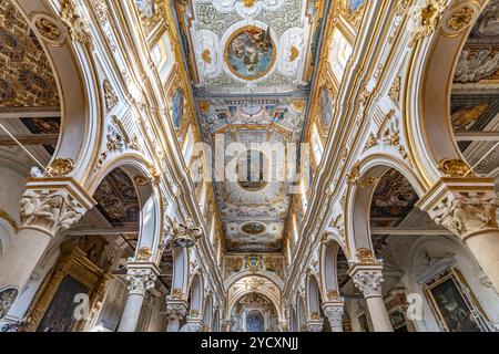 Innenraum und bemalte Holzdecke der Kathedrale Matera, Basilikata, Italien, Europa | Innenraum und bemalte Holzdecke der Kathedrale Matera, Bas Stockfoto