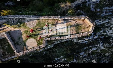 Zagreb, Kroatien. Oktober 2024. Luftaufnahme der mittelalterlichen Festung oberhalb des Dorfes Klis in der Nähe von Split, Kroatien am 15. Oktober 2024. Foto: Zvonimir Barisin/PIXSELL Credit: Pixsell/Alamy Live News Stockfoto