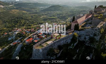 Zagreb, Kroatien. Oktober 2024. Luftaufnahme der mittelalterlichen Festung oberhalb des Dorfes Klis in der Nähe von Split, Kroatien am 15. Oktober 2024. Foto: Zvonimir Barisin/PIXSELL Credit: Pixsell/Alamy Live News Stockfoto