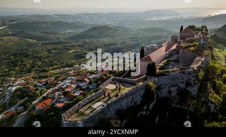 Zagreb, Kroatien. Oktober 2024. Luftaufnahme der mittelalterlichen Festung oberhalb des Dorfes Klis in der Nähe von Split, Kroatien am 15. Oktober 2024. Foto: Zvonimir Barisin/PIXSELL Credit: Pixsell/Alamy Live News Stockfoto