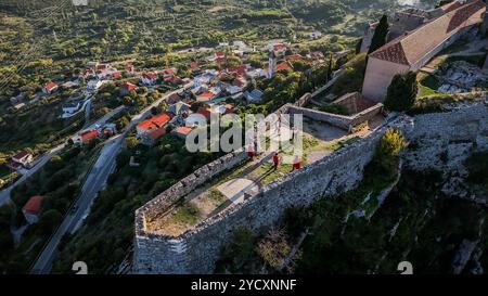 Zagreb, Kroatien. Oktober 2024. Luftaufnahme der mittelalterlichen Festung oberhalb des Dorfes Klis in der Nähe von Split, Kroatien am 15. Oktober 2024. Foto: Zvonimir Barisin/PIXSELL Credit: Pixsell/Alamy Live News Stockfoto