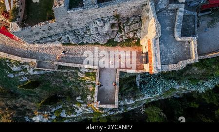 Zagreb, Kroatien. Oktober 2024. Luftaufnahme der mittelalterlichen Festung oberhalb des Dorfes Klis in der Nähe von Split, Kroatien am 15. Oktober 2024. Foto: Zvonimir Barisin/PIXSELL Credit: Pixsell/Alamy Live News Stockfoto