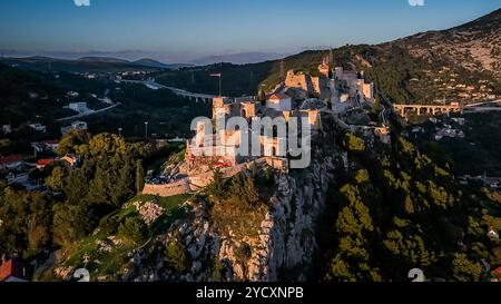 Zagreb, Kroatien. Oktober 2024. Luftaufnahme der mittelalterlichen Festung oberhalb des Dorfes Klis in der Nähe von Split, Kroatien am 15. Oktober 2024. Foto: Zvonimir Barisin/PIXSELL Credit: Pixsell/Alamy Live News Stockfoto