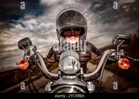Biker Mädchen auf einem Motorrad Stockfoto