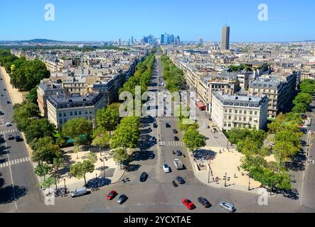 Blick auf die Avenue de la Grande Armee und modernen Viertel von La Defense von Arc De Triomphe in Paris. Stockfoto