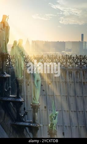 Statuen von Chimären auf Notre Dame de Paris, France Stockfoto