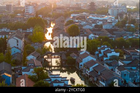 HUZHOU, CHINA - 24. OKTOBER 2024 - Luftbild zeigt die Landschaft der antiken Stadt Nanxun im Bezirk Nanxun der Stadt Huzhou, dem ostchinesischen Zhejiang Prov Stockfoto