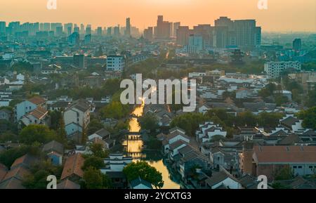 HUZHOU, CHINA - 24. OKTOBER 2024 - Luftbild zeigt die Landschaft der antiken Stadt Nanxun im Bezirk Nanxun der Stadt Huzhou, dem ostchinesischen Zhejiang Prov Stockfoto