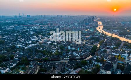 HUZHOU, CHINA - 24. OKTOBER 2024 - Luftbild zeigt die Landschaft der antiken Stadt Nanxun im Bezirk Nanxun der Stadt Huzhou, dem ostchinesischen Zhejiang Prov Stockfoto