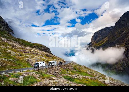 VR-Caravan Auto fährt auf der Autobahn. Urlaub und Reisen. Stockfoto