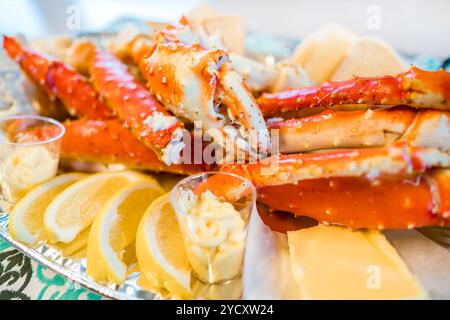 Rote Königskrabbenbeine mit frischen Zitronenscheiben Stockfoto