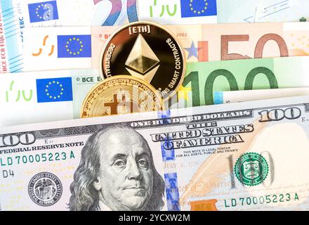 Cryptocurrency Münzen liegen auf dem Dollar und Euro-Banknoten. Business Konzept der virtuellen Geld Stockfoto