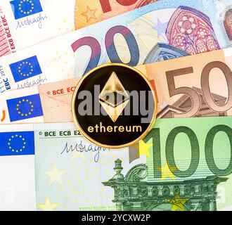 Cryptocurrency Münze des Astraleums liegen auf den Euro-banknoten. Business Konzept der virtuellen Geld Stockfoto