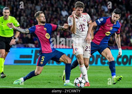 Barcelona, Deutschland. Oktober 2024. Fussball UEFA Champions League 3. Spieltag FC Barcelona - FC Bayern München am 23.10.2024 im Lluis Companys Olympiastadion in Barcelona Inigo Martinez ( Barcelona ), links - Thomas Mueller ( Muenchen ), mitte - Robert Lewandowski ( Barcelona ), rechts Foto: Revierfoto Credit: ddp Media GmbH/Alamy Live News Stockfoto