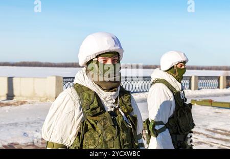 Unidentifizierte russische Soldaten in moderner Militärwinteruniform auf der Straße während des Stadtfestes Stockfoto