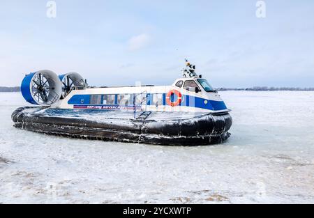 Samara, Russland - Februar 03, 2018: Passagier hovercraft auf dem Eis des zugefrorenen Wolga im Winter Tag Stockfoto