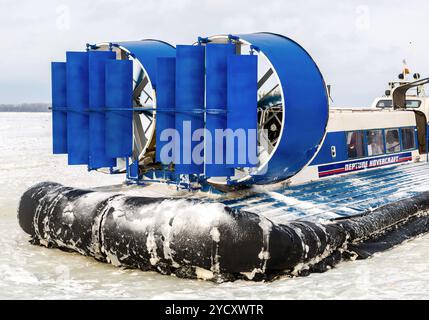 Samara, Russland - Februar 03, 2018: Passagier hovercraft auf dem Eis des zugefrorenen Wolga im Winter Tag Stockfoto