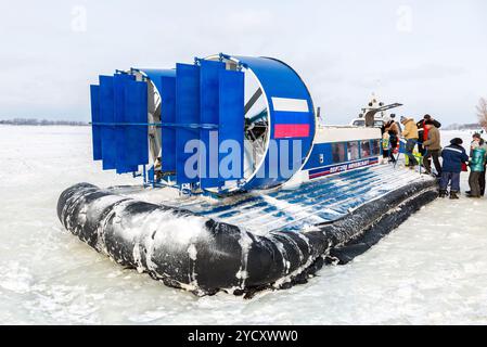 Samara, Russland - Februar 03, 2018: Passagier hovercraft auf dem Eis des zugefrorenen Wolga im Winter Tag Stockfoto