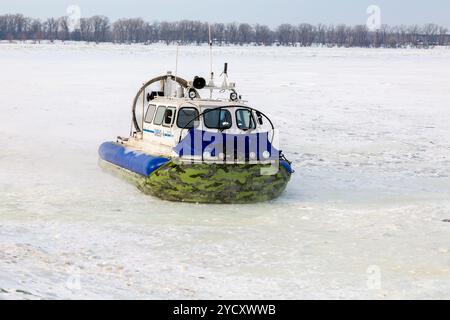 Samara, Russland - Februar 03, 2018: Hovercraft Transporter auf dem Eis des Flusses im Winter Tag Stockfoto