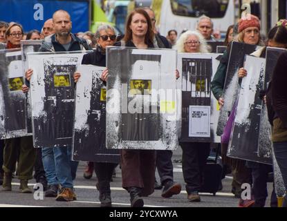 London, England, Großbritannien. Oktober 2024. Ein Demonstrant hält ein Bild von Julian Assange, während Aktivisten die Protestausstellung ''˜Free Political Häftlinge' vor dem Justizministerium in London veranstalten und den Generalstaatsanwalt auffordern, die Klimaaktivisten und andere Demonstranten, die sich derzeit in britischen Gefängnissen befinden, zu befreien. Die Demonstranten, die an der Ausstellung teilnahmen, setzten sich vor dem MOJ mit Bildern von Aktivisten im Gefängnis und anderen politischen Gefangenen zusammen. (Kreditbild: © Vuk Valcic/ZUMA Press Wire) NUR REDAKTIONELLE VERWENDUNG! Nicht für kommerzielle ZWECKE! Stockfoto