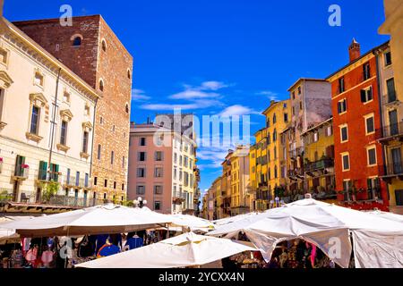 Piazza delle Erbe in Verona farbenfrohe Architektur und Markt anzeigen Stockfoto