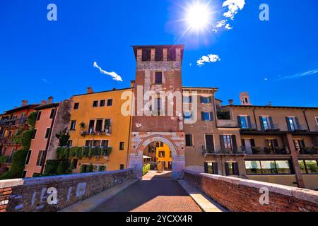 Brücke über die Etsch und Verona City Gate anzeigen Stockfoto