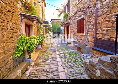 Vrbnik gepflasterten Straße und alter Architektur anzeigen Stockfoto