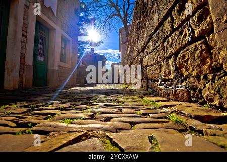 Vrbnik gepflasterten Straße und alter Architektur bei Sonnenuntergang Stockfoto